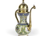 une cafetière richement décorée, dotée d'un couvercle doré