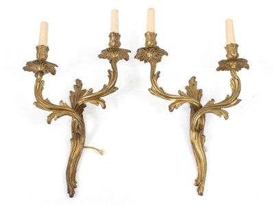TRAVAIL DE STYLE LOUIS XV Paire d'appliques à deux lumières …