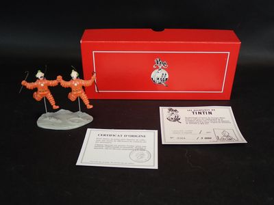 une boîte rouge sur laquelle sont représentées deux figurines représentant deux personnes