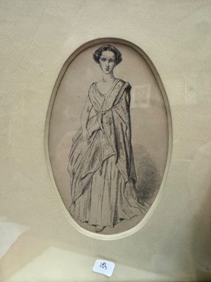 un dessin représentant une femme en robe, dans un cadre