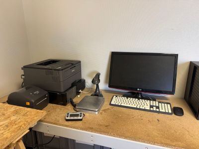 un bureau équipé d'un ordinateur et d'une imprimante