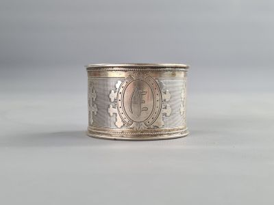 gros plan d'une bague en argent sur une surface blanche