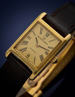 gros plan d'une montre avec des chiffres romains sur le cadran