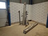 une photo d'une machine dans un bâtiment, avec un mur en arrière-plan