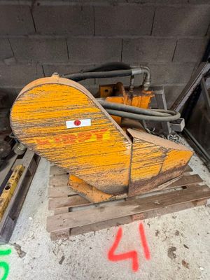 un gros morceau de bois posé sur une palette