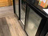un parquet en bois massif dans une cuisine équipée d'un réfrigérateur et d'un plan de travail