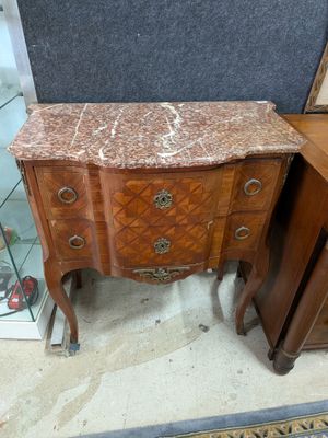 une commode en marbre exposée dans un magasin