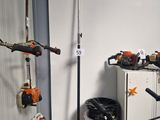 de nombreux types d'outils électriques exposés dans une pièce