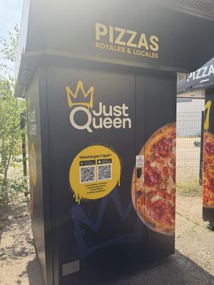 deux distributeurs automatiques sur lesquels sont représentées des pizzas