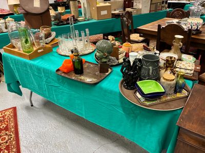 une table sur laquelle se trouvent de nombreux objets