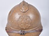 un vieux casque de pompier sur fond blanc