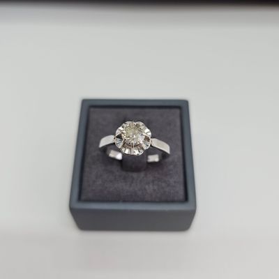 une photo d'une bague en diamant dans un écrin noir