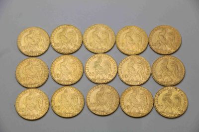 six pièces d'or sont disposées en rangée sur une table