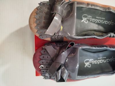 une paire de chaussures posée sur une boîte rouge