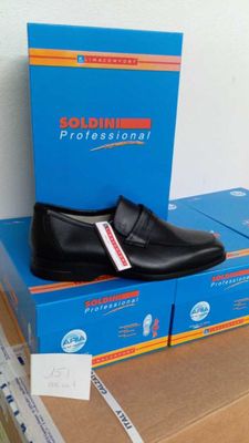 une paire de chaussures noires posée sur une boîte