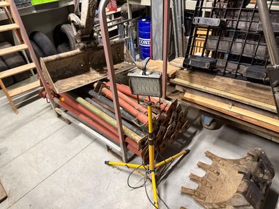 une photo d'une pièce remplie d'objets divers