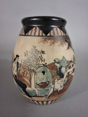 un vase avec un tableau posé sur une table