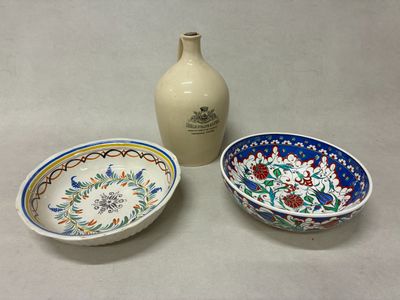 deux bols et un vase posés côte à côte sur une table