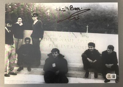 une vieille photo d'un groupe de personnes posant pour une photo