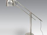 l'image d'une lampe posée sur une table