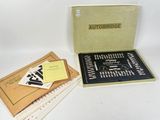 une boîte contenant un jeu de cartes et un livre