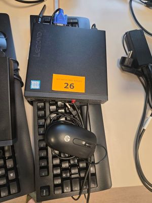 deux claviers et une souris posés sur un bureau