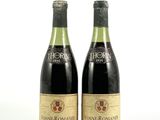 deux bouteilles de vin posées l'une à côté de l'autre sur une surface blanche