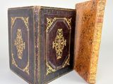 un vieux livre ouvert pour en montrer l'intérieur