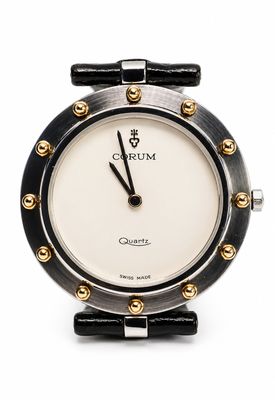 une image d'une horloge en gros plan sur une surface blanche