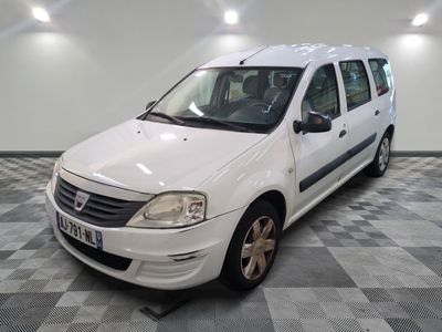 la photo d'une petite camionnette blanche garée dans un garage