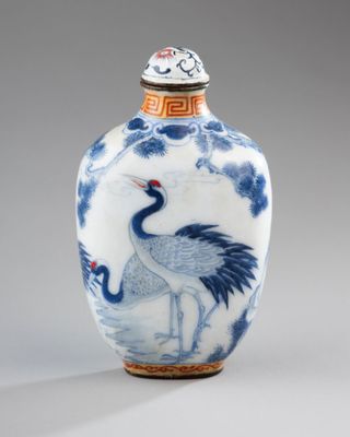 un vase bleu et blanc avec un oiseau dessus