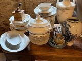 une table sur laquelle se trouvent beaucoup d'assiettes et de bols