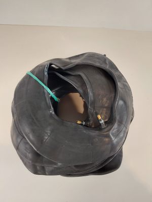 un pneu de moto posé sur une table