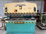 une photo d'une machine qui se trouve dans un entrepôt