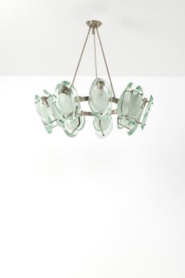 un lustre en verre suspendu au plafond d'une pièce