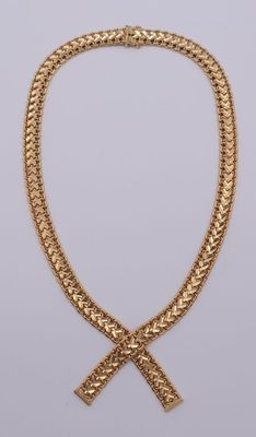 l'image d'un collier en or orné d'une croix