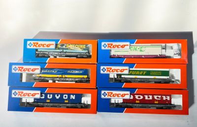 Plusieurs petits trains sont empilés les uns sur les autres sur une table