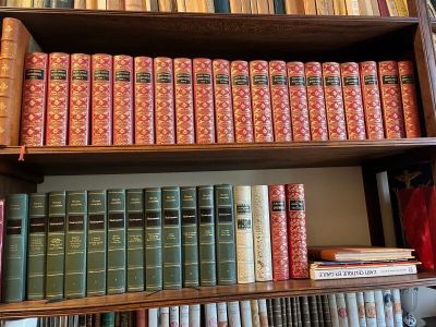 de nombreux livres qui se trouvent sur les étagères de la pièce