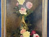 peinture représentant des roses dans un vase doré sur fond bleu