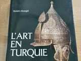 Le livre est posé sur une table, à côté d'un clavier.