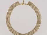 un collier en or orné d'une chaîne qui y a été fixée