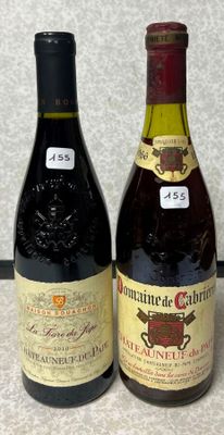 deux bouteilles de vin posées l'une à côté de l'autre sur une table