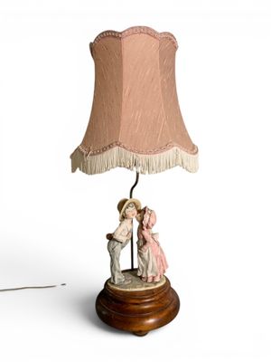 Non venue Lampe à poser, le pied orné d'un groupe de deux en…