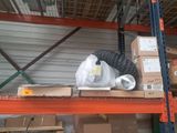 une pile de cartons sur une étagère dans un entrepôt