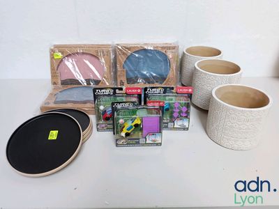 de nombreux objets différents posés sur une table