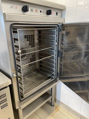 un four argenté ouvert dans une cuisine