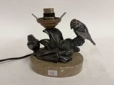 un oiseau perché au sommet d'une lampe