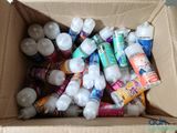 une boîte en carton remplie de nombreux types de dentifrice différents