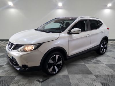le suv blanc de nissan est garé sur un carrelage en damier