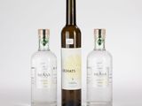 trois bouteilles de vodka et une bouteille de vodka sur fond blanc